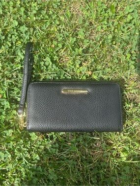Brand New Steve Madden Black Pebbled Leather Zip Wristlet with Gold Logo